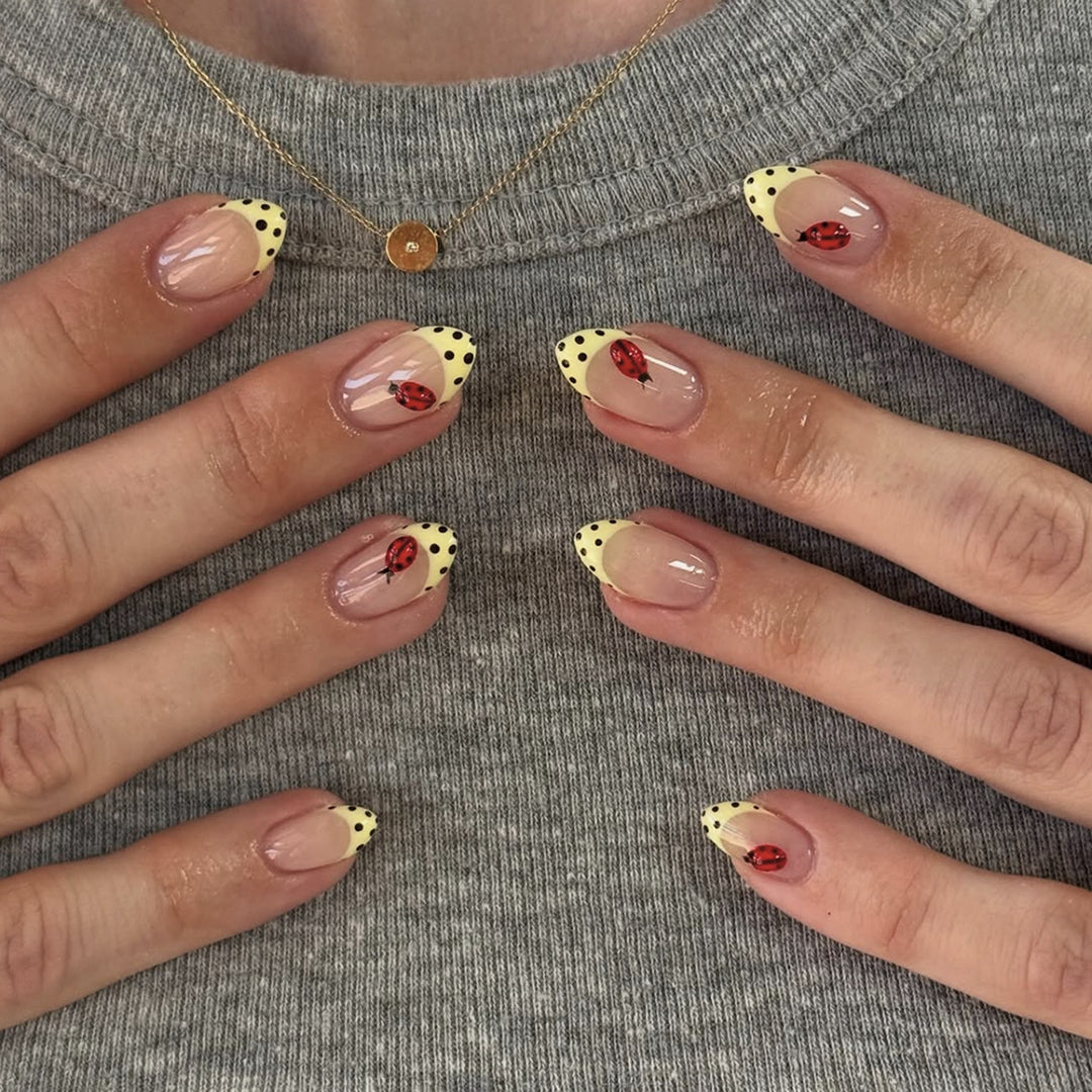 Künstliche Nagelkunst mit verspielten Punkten und Schleifen Karnz