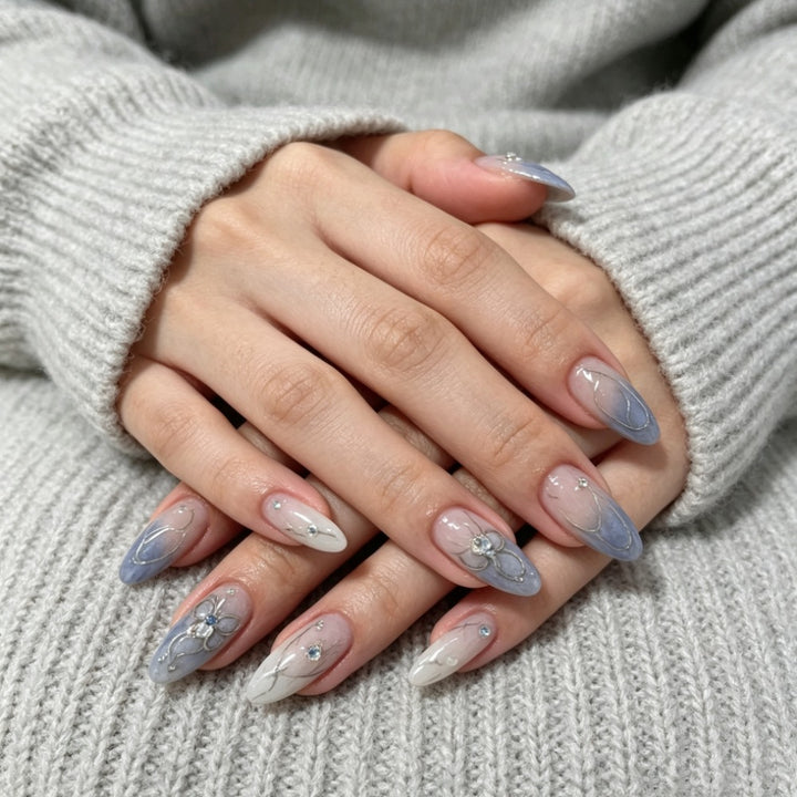 Künstlerisches Press-On-Nageldesign mit floralen und Schmuckakzenten Karnz