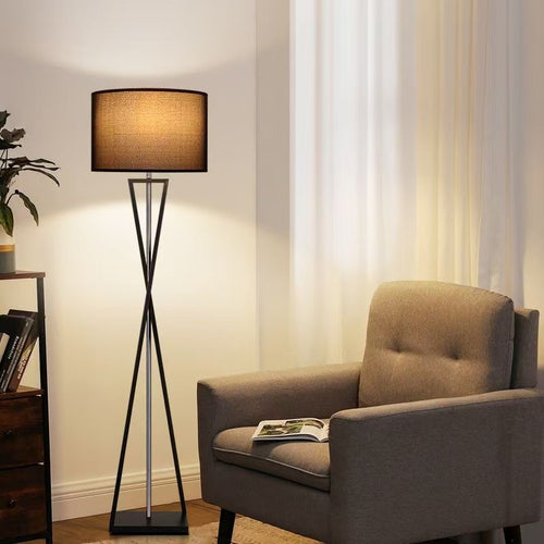 Moderne geometrische Stehlampe mit elegantem Stoffschirm