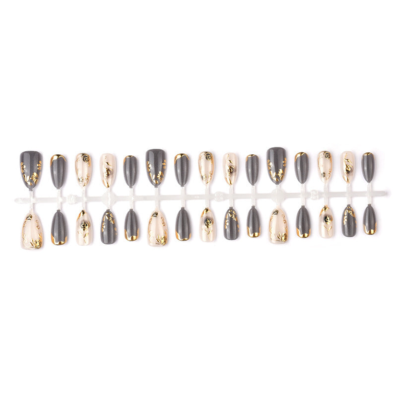 Kunstnagel-Set mit eleganter Rosengestaltung und Goldverzierungen Karnz