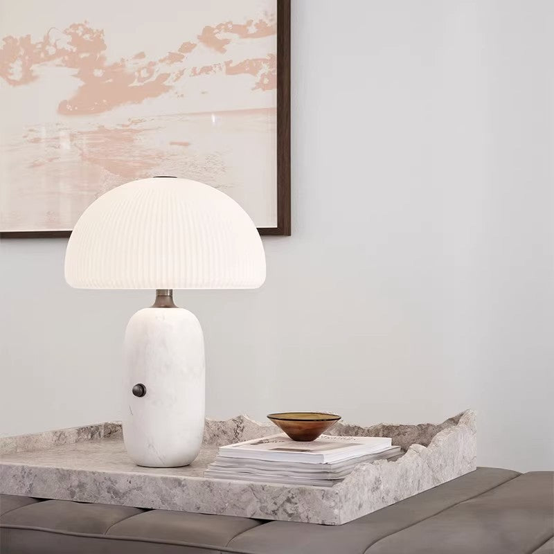 Moderne Skulptierte Tischlampe mit Faltenschirm
