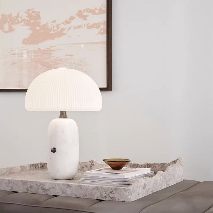 Moderne Skulptierte Tischlampe mit Faltenschirm