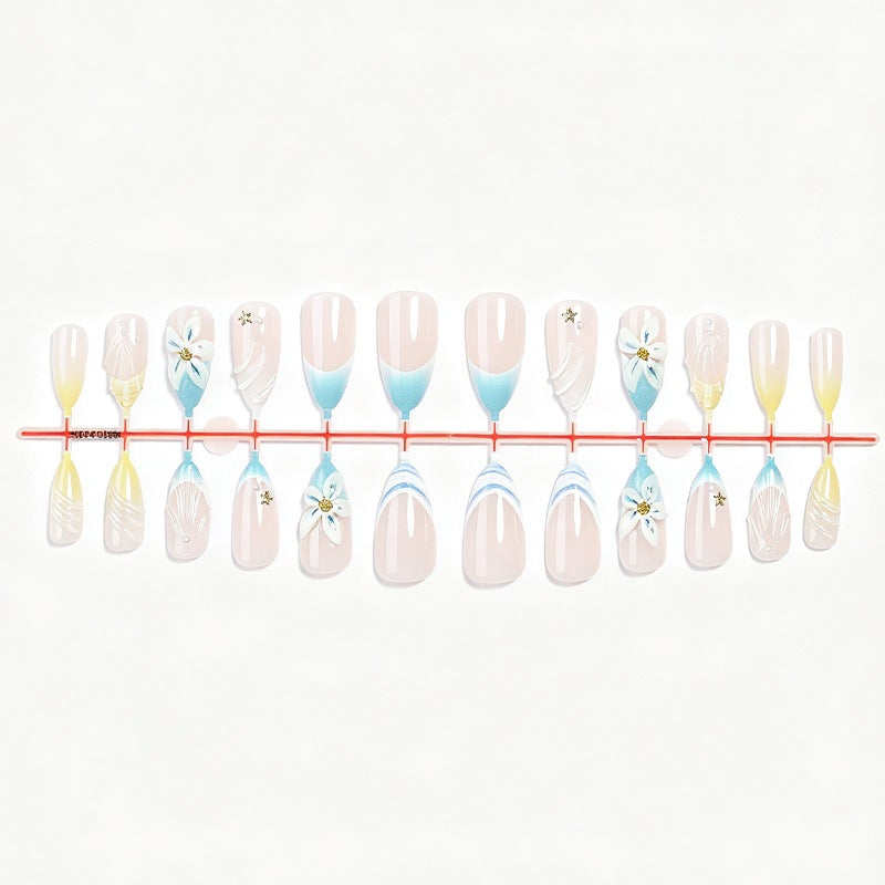 Kunstnagelset mit elegantem Blumendesign und stilvollen Farbverläufen Karnz