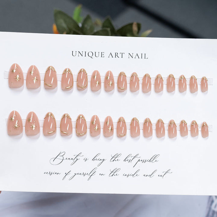 Elegante goldverzierte Press-On-Nagelkunst