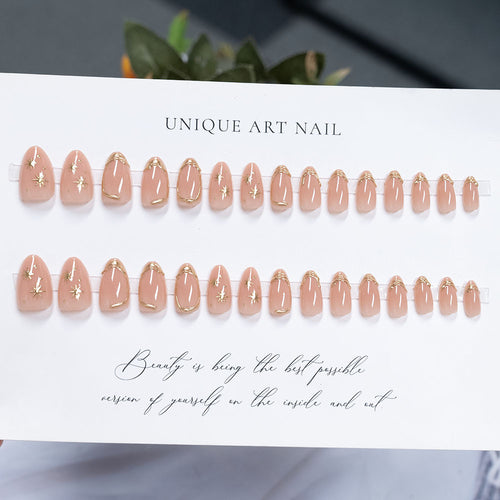 Elegante goldverzierte Press-On-Nagelkunst