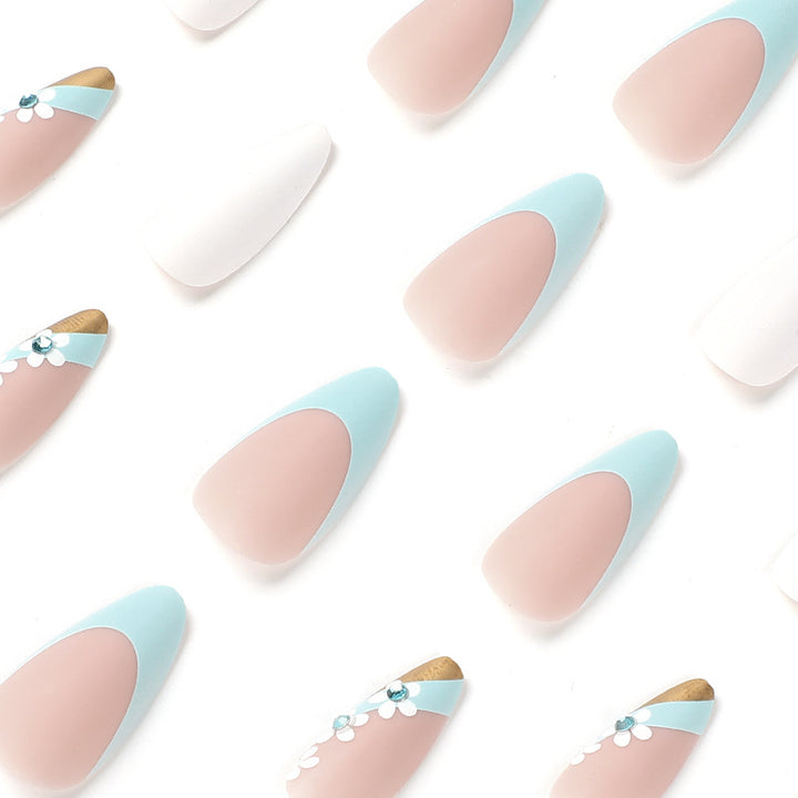 Kunstvolle Nagelverlängerungen mit eleganten Blütenmotiven Karnz