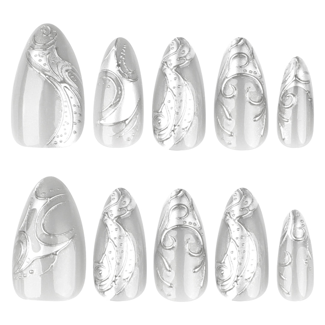 Kunstvolle Stiletto-Nägel mit elegantem Silber-Design Karnz