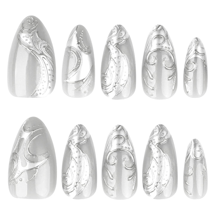 Kunstvolle Stiletto-Nägel mit elegantem Silber-Design Karnz