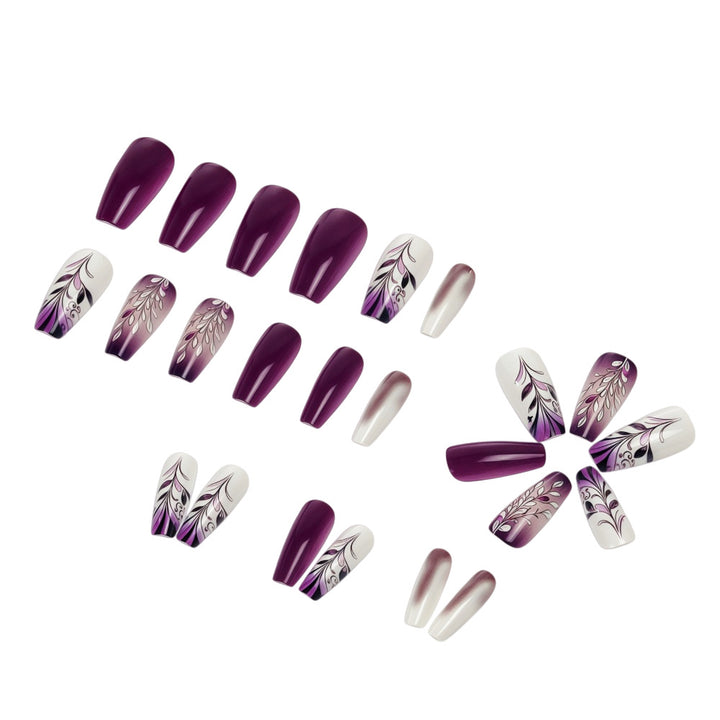 Kunstnägel mit elegantem floralen Design Karnz