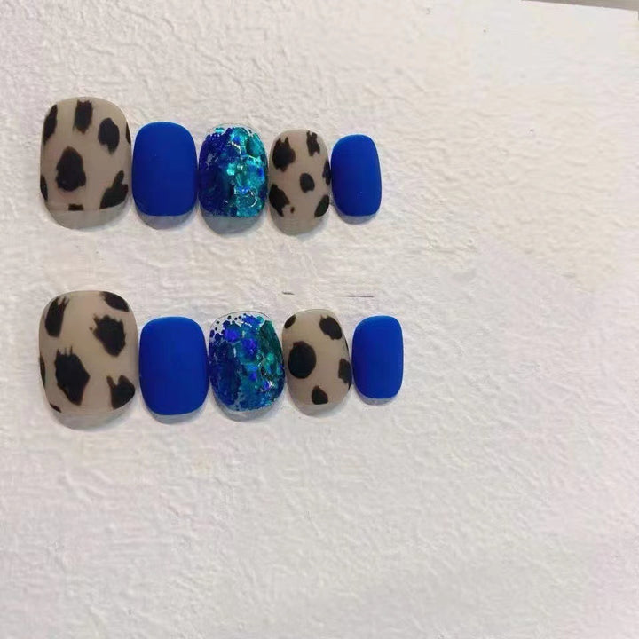 Matte Press-On Nail Set mit dekorativen Akzenten