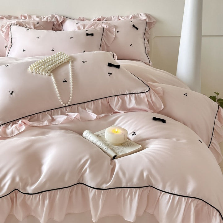 Elegante Satin-Bettwäsche-Garnitur mit Volant, Kontrastpaspel und zarter Schleifen-Stickerei]