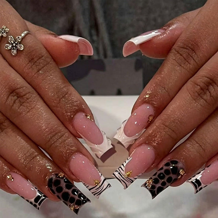 Kunstnagelset mit luxuriösen 3D-Details Karnz