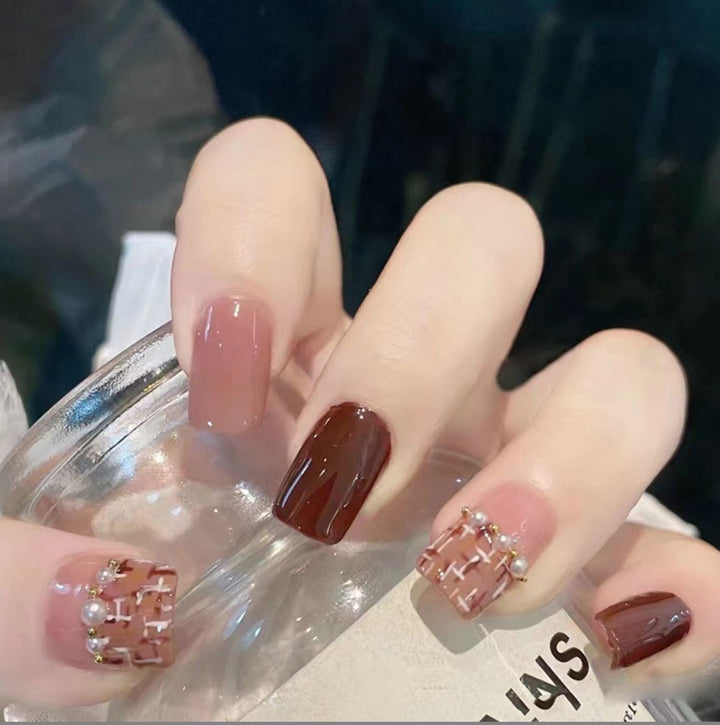 Dekorative Nagelkunst mit Perlelementen