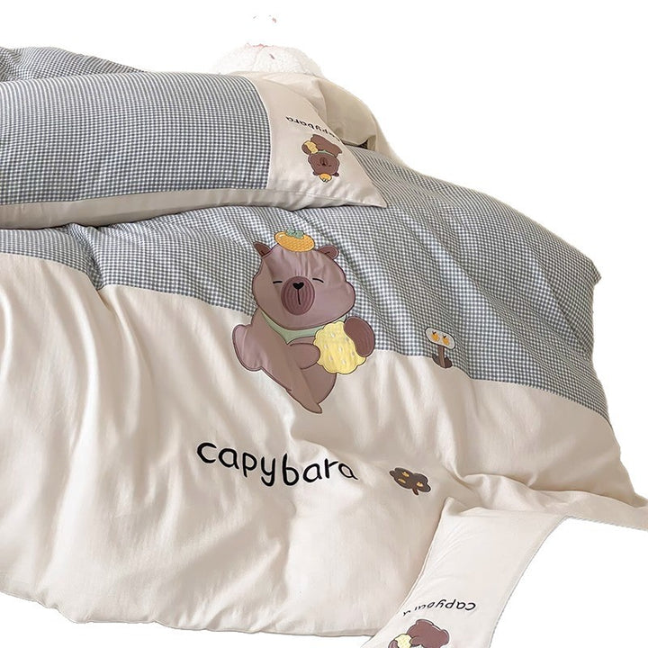 Baumwollsatin Capybara bestickter Bettbezug und Kissenbezug Set mit Gingham-Panel