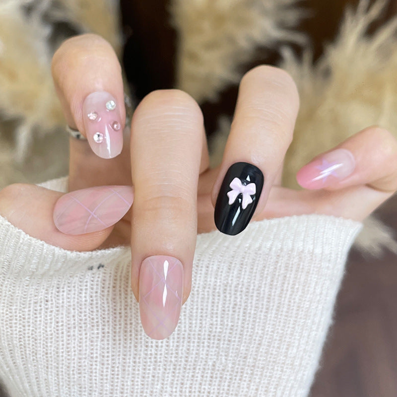 Künstlerische Nagelverlängerungen mit dekorativen Elementen Karnz