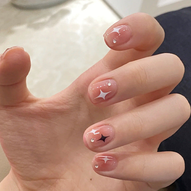 Kunstnagelset mit funkelnden Sternenverzierungen und eleganten Akzenten Karnz