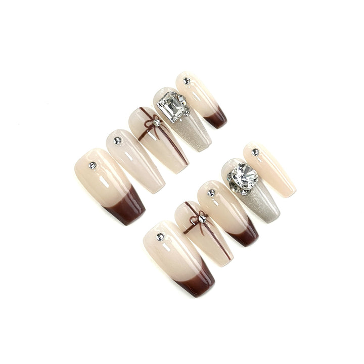 Elegantes Press-On-Nageldesign-Set mit dekorativen Elementen