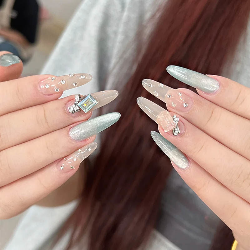 Glitzernde Acryl-Nagelerweiterungen