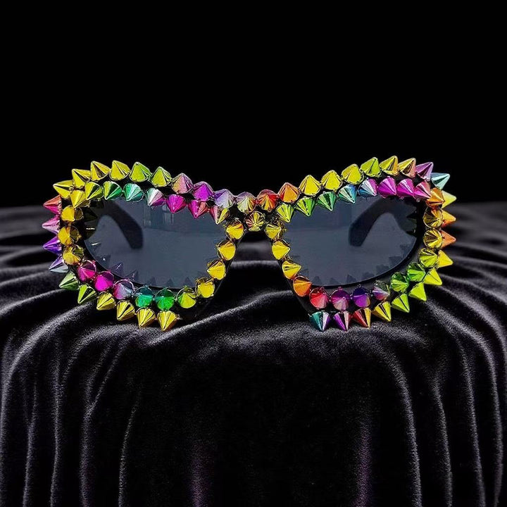 Damen Statement-Sonnenbrille mit kreativen Nietenakzenten Karnz