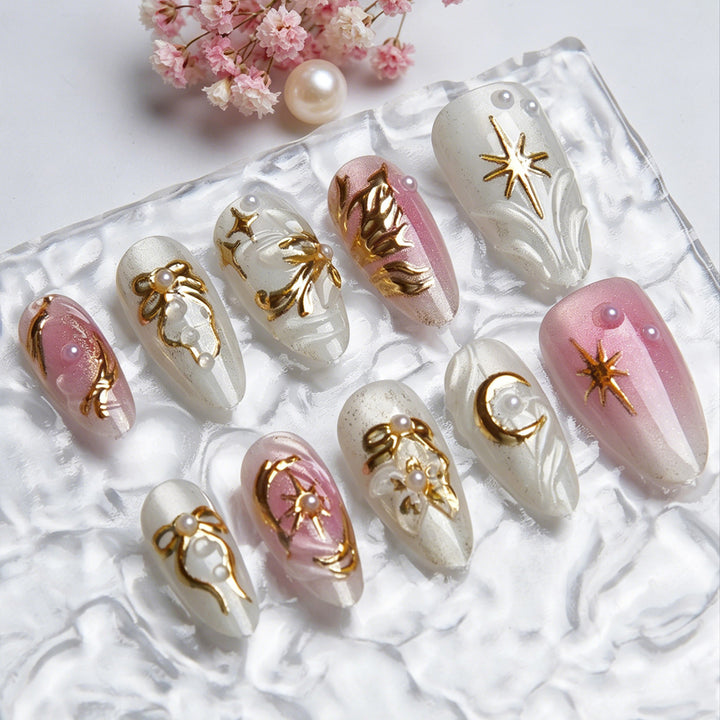 Kunstnagelset mit filigranen goldenen Akzenten Karnz