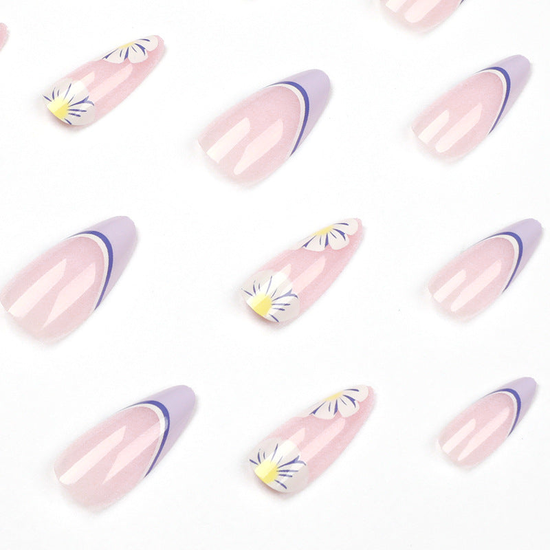 Kunstvolle Nailart mit Blumen- und Ombre-Effekten Karnz