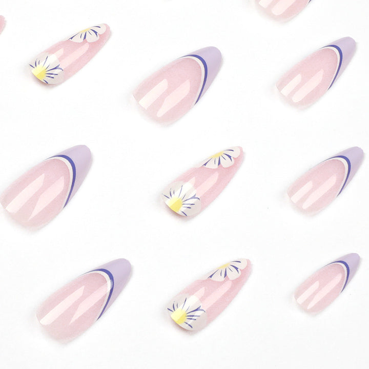 Kunstvolle Nailart mit Blumen- und Ombre-Effekten Karnz