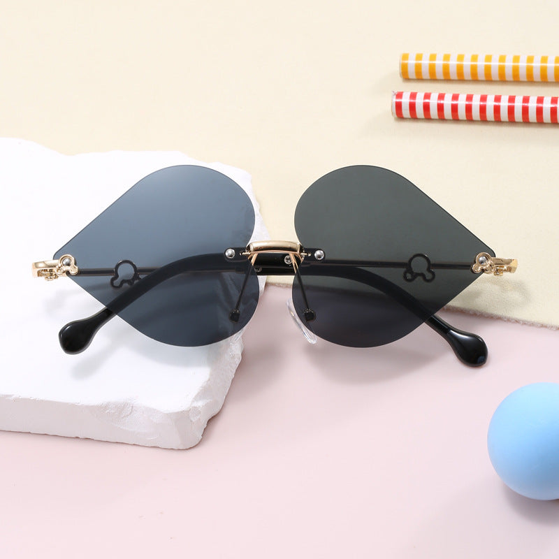 Damen Designer-Sonnenbrille mit einzigartigem Herzrahmen und gradienten Gläsern Karnz