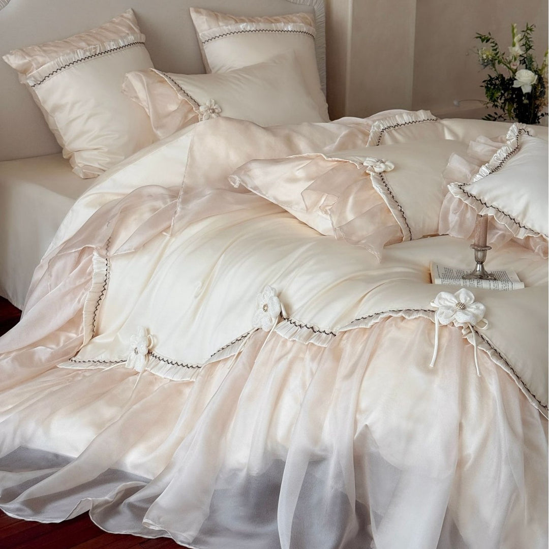 Bettwäsche-Garnitur aus Baumwollsatin mit transparentem Organza-Volant und 3D-Blütenapplikation