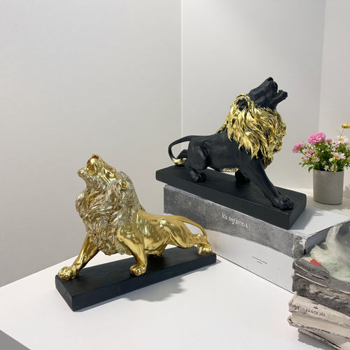 Dekorative Löwenfigur mit goldenen Details Karnz