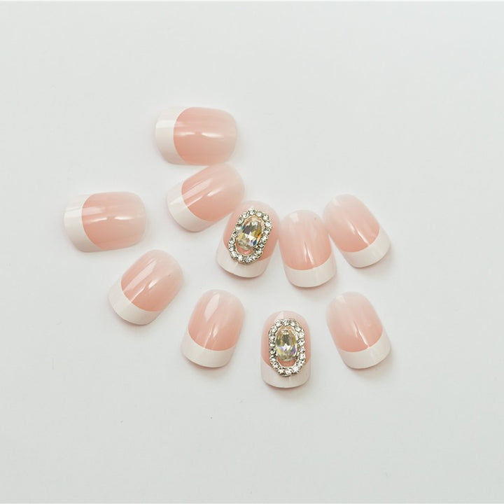 Elegante French Tip Press-On Nägel mit dekorativen Akzenten