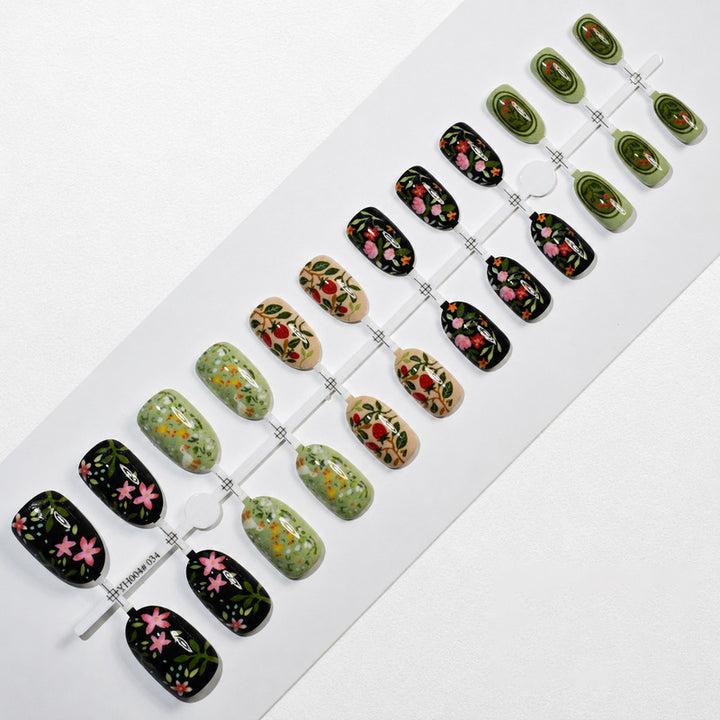 Kunstnägel mit floralem Design Karnz