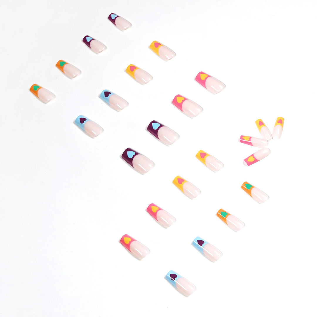 Kunstvolle Nagelkunst mit bunten Herzmotiven Karnz
