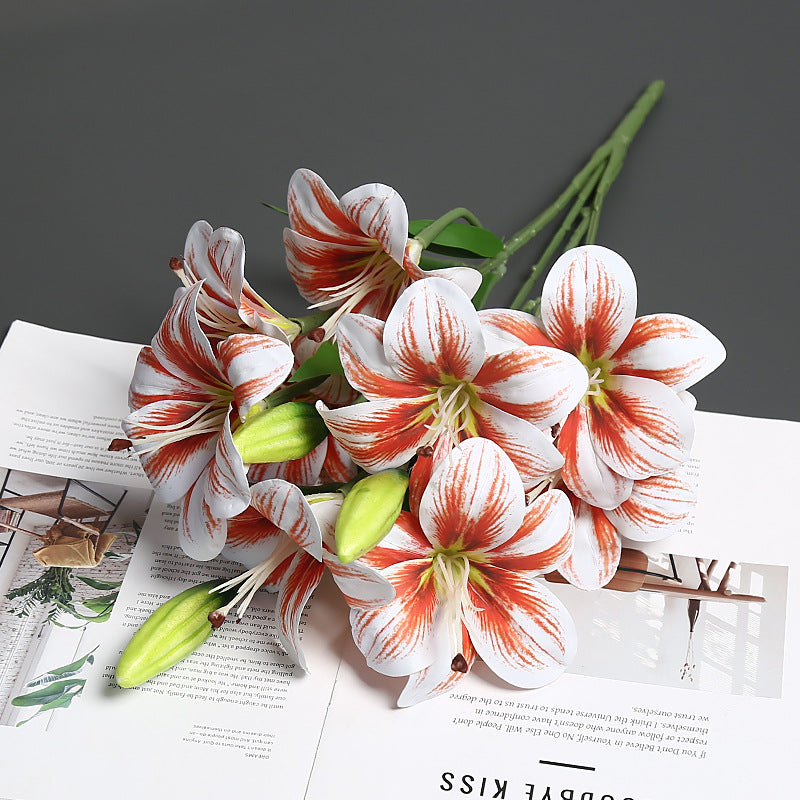 Realistischer lebensnaher Lilienblumenstrauß