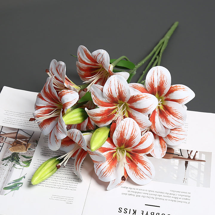 Realistischer lebensnaher Lilienblumenstrauß