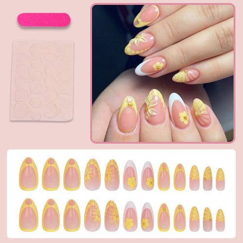 Kunstnagelset mit verspielten Blütenverzierungen Karnz