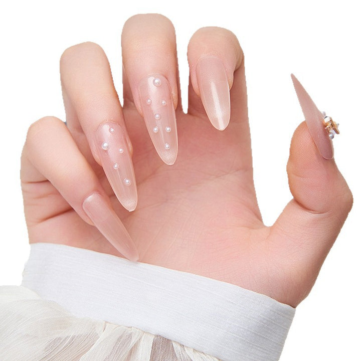 Elegante künstliche Nagelspitzen mit Perlendetails Karnz