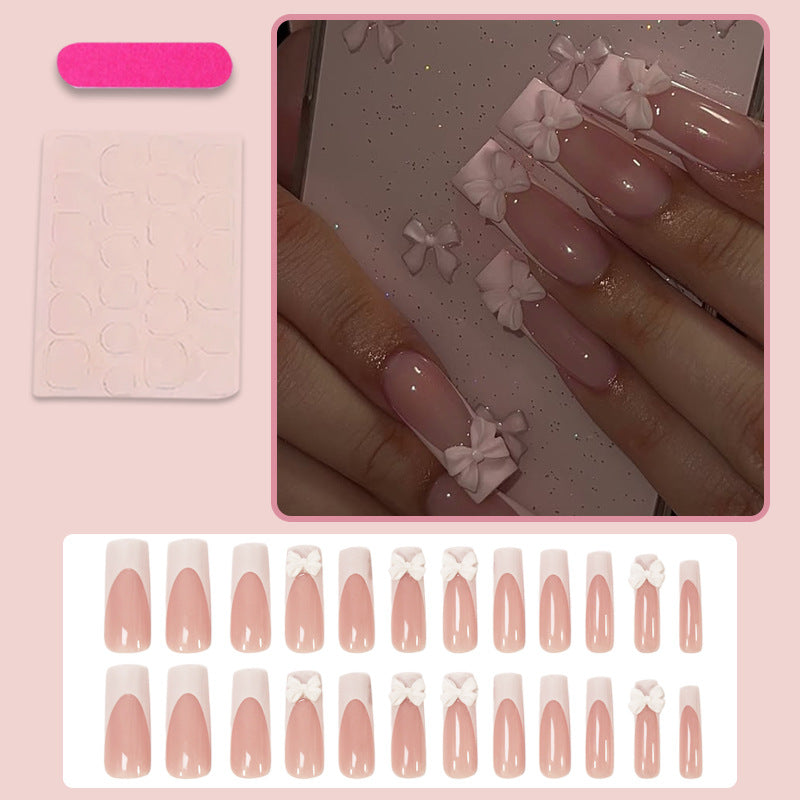 Kunstnagelset mit schimmernden Details und niedlichen Schleifen Karnz