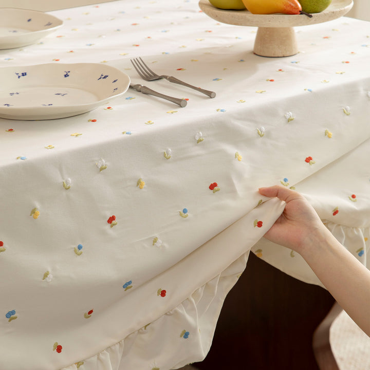 Tischdecke mit besticktem Mini‑Blütenmuster und Volantkante Karnz