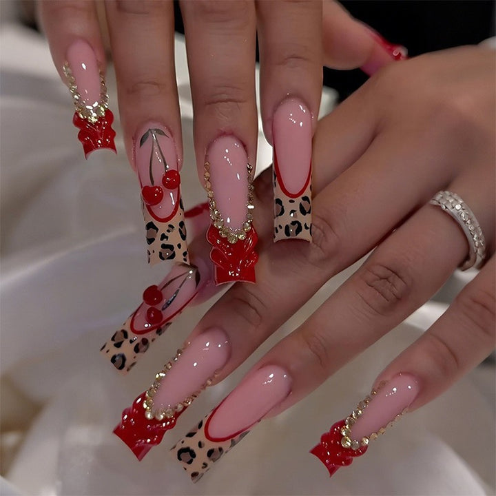 Glamouröses Kunstnagelset mit funkelnden Strass- und Kreuzverzierungen Karnz