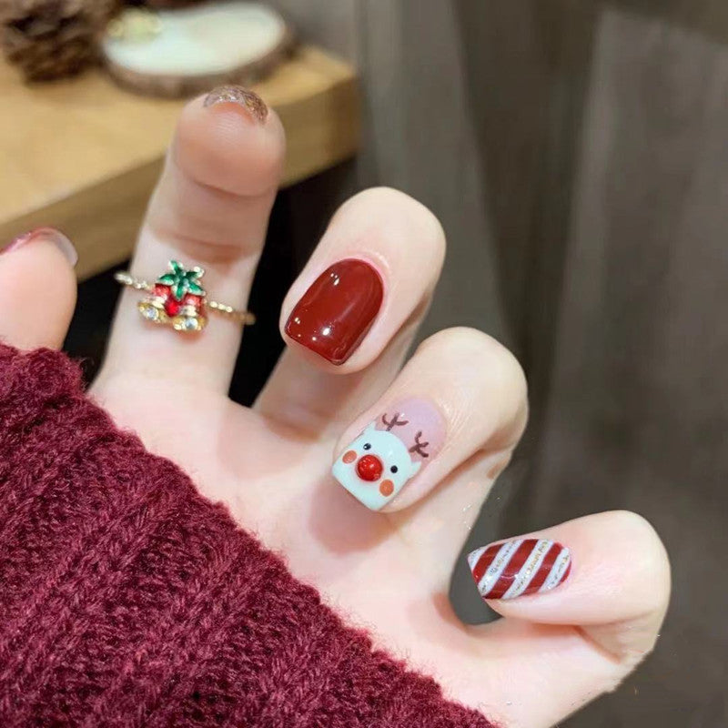 Kunstnagel Design mit festlichem Weihnachtsmotiv Karnz