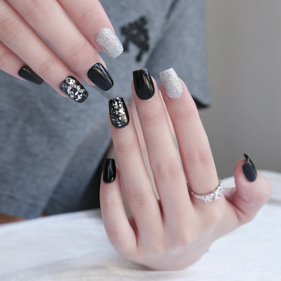 Elegantes Press-On-Nagelkunst-Set mit Glitterakzenten
