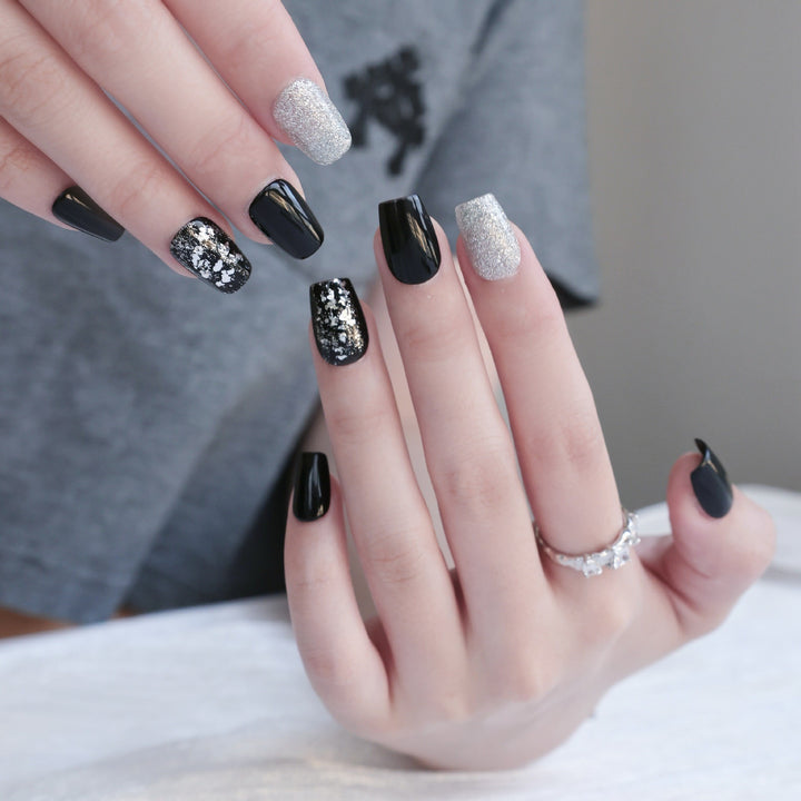 Elegantes Press-On-Nagelkunst-Set mit Glitterakzenten