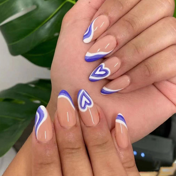 Kunstvolle Nagelverlängerungen mit elegantem Blattmuster Karnz
