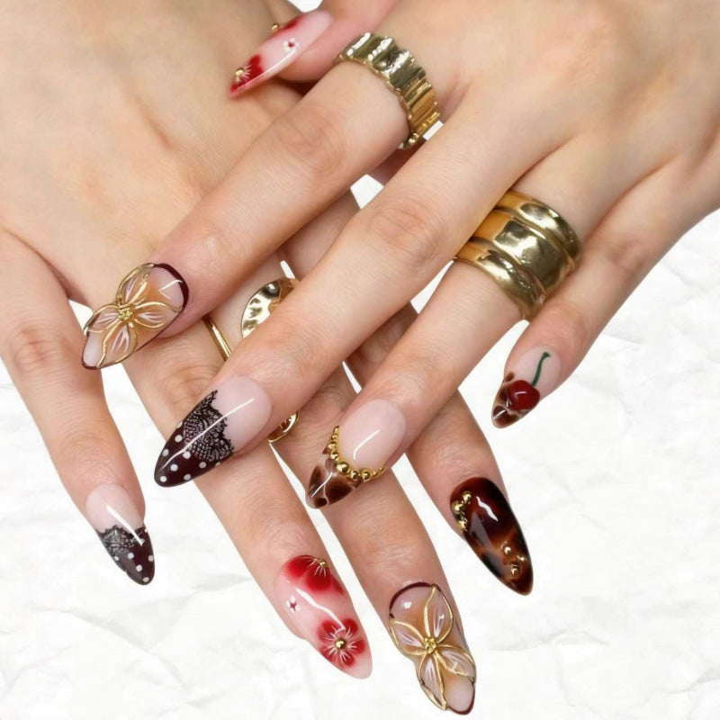 Hochwertige Kunstnagel-Kreation mit floralen Verzierungen Karnz
