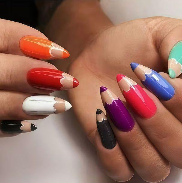 Künstlerisch gestaltete Nagelkunst-Verzierungen Karnz
