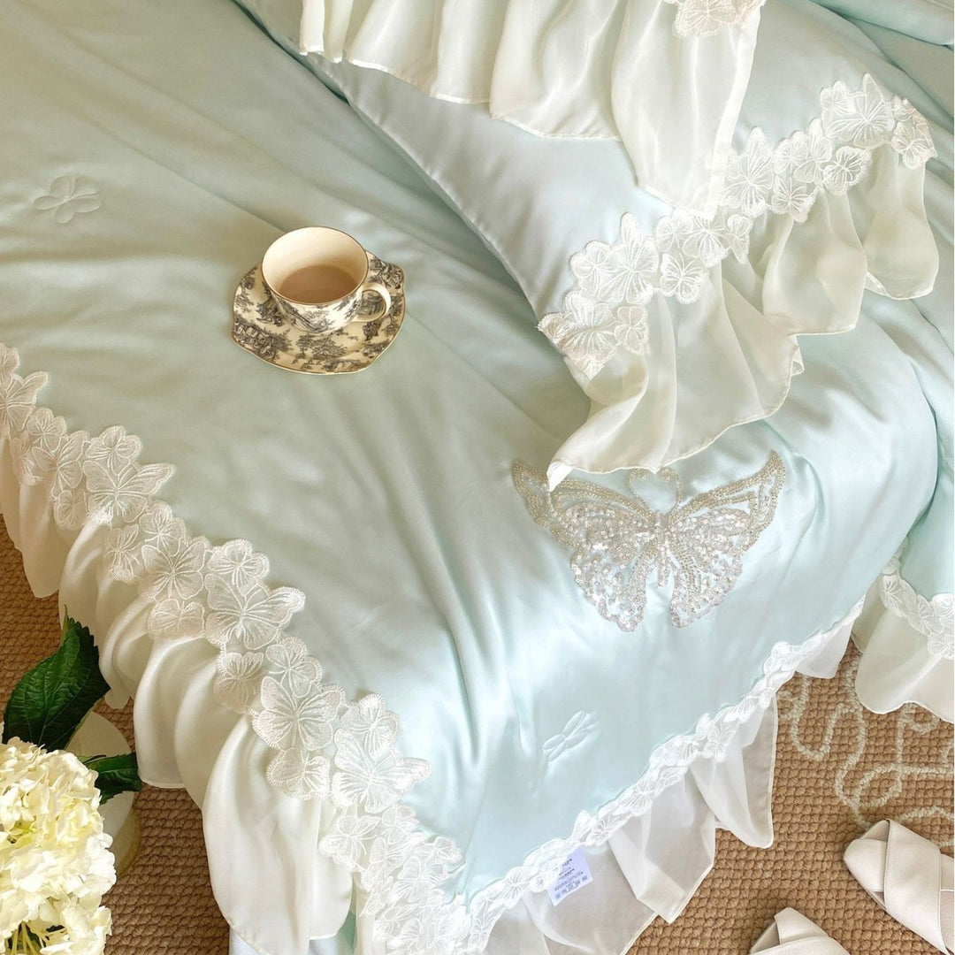 Luxuriöse Satin-Bettwäsche-Garnitur mit Schmetterlings-Perlenstickerei und Spitzenvolant