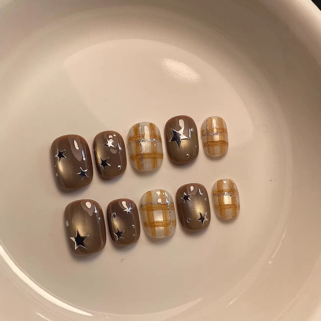 Künstlerisches Nagelkunst-Set mit einzigartigen Sterne- und Karodesigns