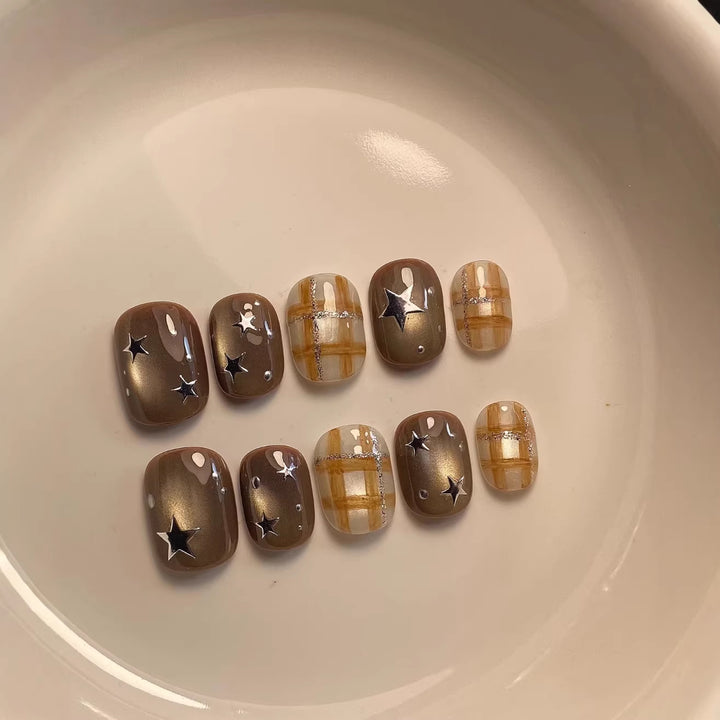 Künstlerisches Nagelkunst-Set mit einzigartigen Sterne- und Karodesigns