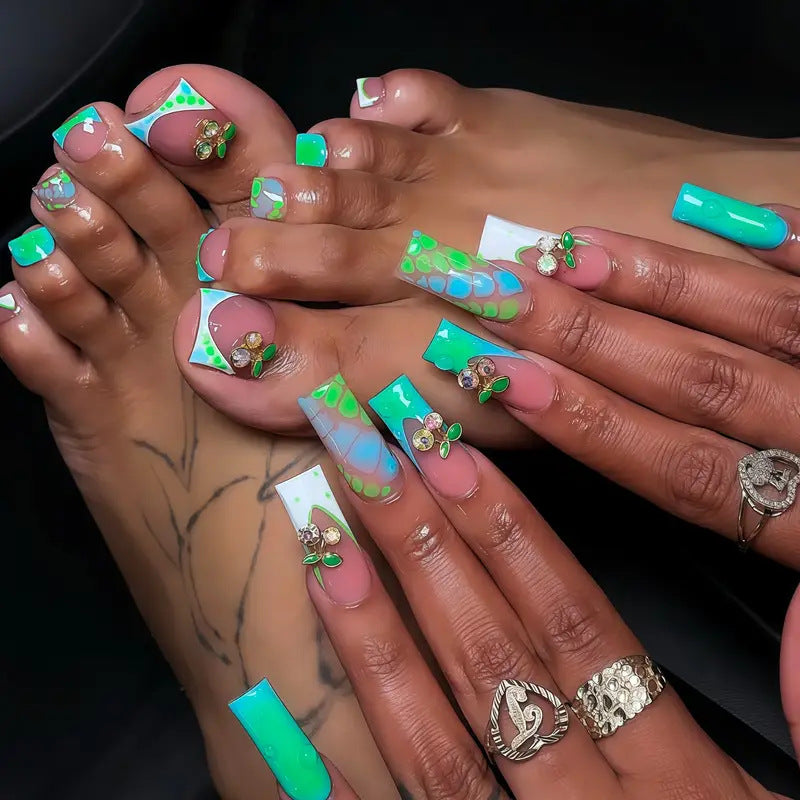 Künstlerisches, floral inspiriertes Press-On-Nagel-Set Karnz