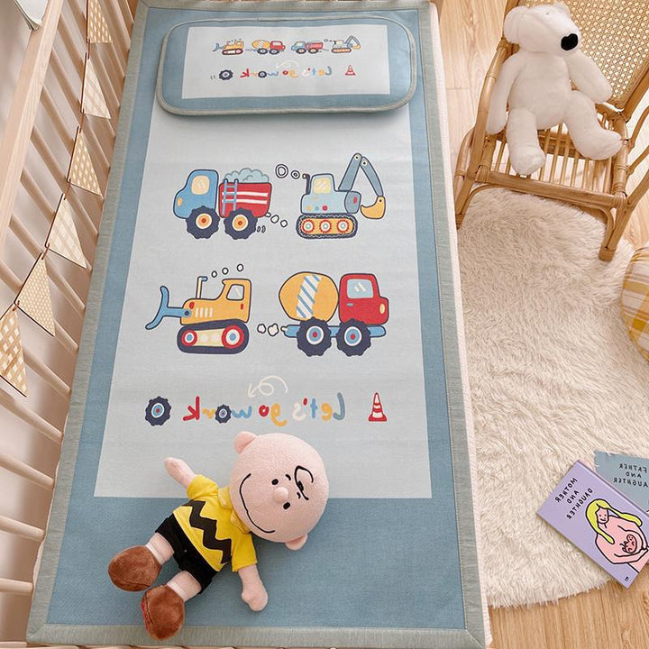 Gepolsterte Baby-Krippenauflage mit Gute‑Nacht-Print, rutschfester Unterseite und abwischbarem Bezug